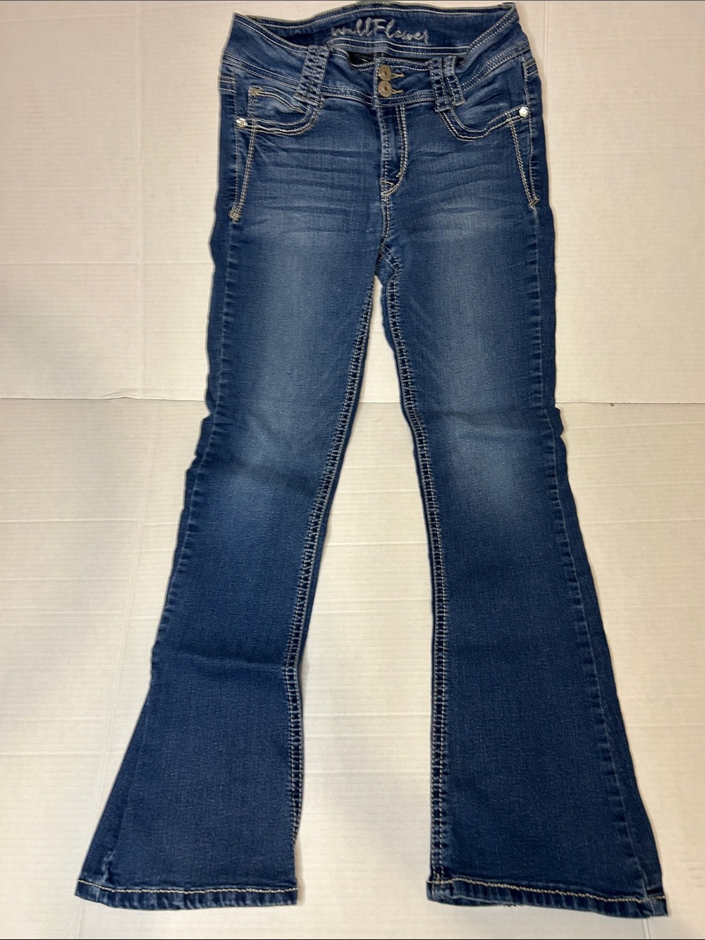 Wallflower Size 7 Bootcut Stretch Jeans 👖 with button pocket detail.